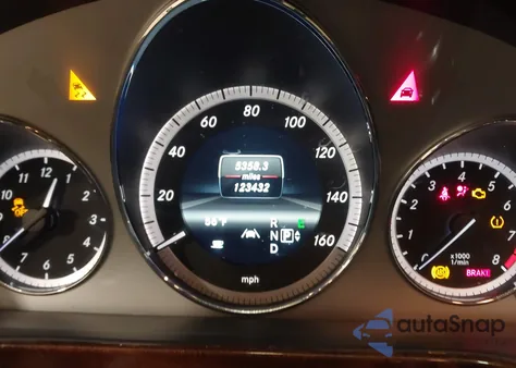 2013 Mercedes-Benz E 350 4Matic z USA, uszkodzony, nr VIN WDDHF8JB2DA738999